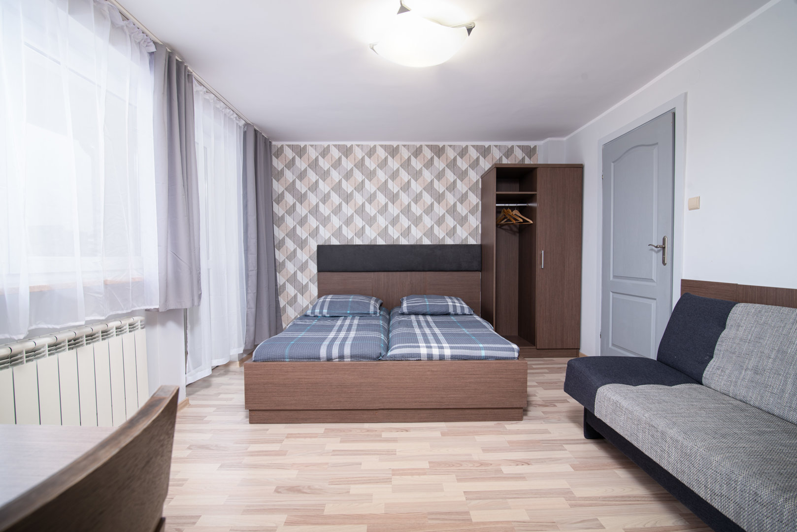 Pok&oacute;j 3 os z balkonem 